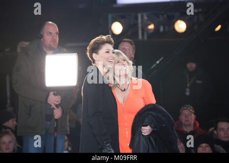 Manchester, UK. 19 Jan, 2018. Emma Willis et Rachel Johnson pendant la double expulsion nuit à la CBB. Crédit : Laura De Meo/Alamy Live News Banque D'Images