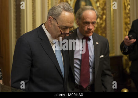 Washington, District de Columbia, Etats-Unis. 19 Jan, 2018. Chef de la minorité du Sénat américain Charles Schumer (démocrate de New York) à gauche, et le sénateur américain Tom Carper (démocrate du Delaware) Sortie d'une réunion du Caucus démocratique peu avant un vote prévu sur une nuit lorsque le Congrès tente de passer une loi pour éviter un arrêt du gouvernement à Washington, DC Le 19 janvier 2018. Crédit : Alex Edelman/CNP Crédit : Alex Edelman/CNP/ZUMA/Alamy Fil Live News Banque D'Images