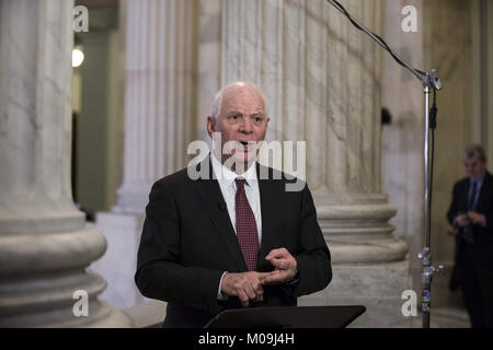 Washington, District de Columbia, Etats-Unis. 19 Jan, 2018. États-unis le sénateur Ben Cardin (démocrate du Maryland) lors d'une interview à la télévision par câble dans le Russell Sénat Immeuble de bureaux sur la colline du Capitole au jour lorsque le Congrès tente de passer une loi pour éviter un arrêt du gouvernement à Washington, DC Le 19 janvier 2018. Crédit : Alex Edelman/CNP Crédit : Alex Edelman/CNP/ZUMA/Alamy Fil Live News Banque D'Images