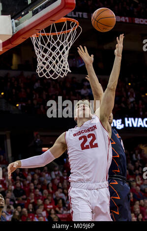 Madison, WI, USA. 19 Jan, 2018. Wisconsin Badgers avant Ethan Happ # 22 partitions sur un disque dans le panier au cours de la jeu de basket-ball de NCAA Illinois Fighting Illini entre le et le Wisconsin Badgers au Kohl Center à Madison, WI. Le Wisconsin a défait l'Illinois 75-50. John Fisher/CSM/Alamy Live News Banque D'Images