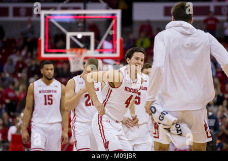 Madison, WI, USA. 19 Jan, 2018. Wisconsin Badgers guard # 4 Matt Ferris célèbre une victoire du Wisconsin après le match de basket-ball de NCAA Illinois Fighting Illini entre le et le Wisconsin Badgers au Kohl Center à Madison, WI. Le Wisconsin a défait l'Illinois 75-50. John Fisher/CSM/Alamy Live News Banque D'Images