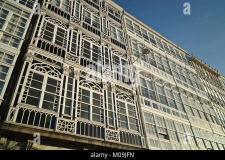 La Corogne, Galice, Espagne. 26 Sep, 2017. Façades le long de l'Avenida da Marina, à côté de Marina Coruna, aka connue sous le nom de port Coruna Credit : Crédit : /ZUMA Wire/Alamy Live News Banque D'Images