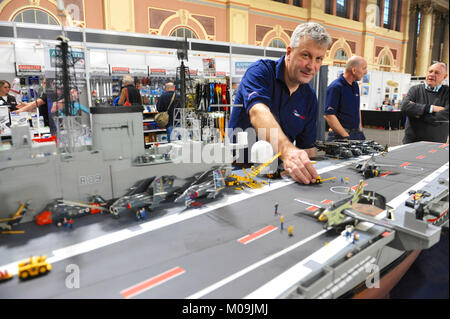 Londres, Royaume-Uni. 19 Jan, 2018. David Fortey (ancien combattant de la Marine royale) avec son 3.8m/12.5FT, 1:72 maquette du navire amiral porte-avions HMS Ark Royal. Le modèle a été construit sur une période de 25 ans à l'aide de l'original des plans constructeurs Ministère de la Défense. Le modèle est présentée à l'exposition de Londres l'ingénierie des modèles de l'Alexandra Palace, Londres. L'émission est maintenant dans sa 22e année, et attire environ 14 000 visiteurs. Crédit : Michael Preston/Alamy Live News Banque D'Images