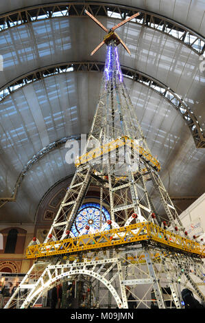 Londres, Royaume-Uni. 19 Jan, 2018. Une Tour Eiffel Meccano sur l'affichage à l'exposition de Londres l'ingénierie des modèles, Alexandra Palace, Londres. L'exposition de Londres l'ingénierie des modèles est maintenant dans sa 22e année, et attire environ 14 000 visiteurs. Le salon offre une vitrine à l'ensemble de la modélisation de l'ingénierie des modèles traditionnels, les locomotives à vapeur et les moteurs de traction jusqu'à la plus gadgets modernes et les garçons jouets comprenant les camions, bateaux, avions et hélicoptères. Crédit : Michael Preston/Alamy Live News Banque D'Images