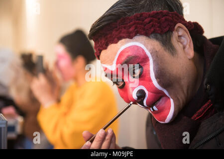 (180120) -- SHANGHAI, 20 janvier 2018 (Xinhua) -- Liu Jianyang, successeur de patrimoine culturel immatériel national, porte le maquillage à coulisses lors d'un spectacle à Dashanxi Village de Shaoxing, Province de Zhejiang en Chine orientale, le 19 janvier 2018. Shaoju, également connu sous le nom de Shanghai l'Opéra, est un sous-type du 'luantan opera". Avec une histoire de presque 400 ans, Shaoju a eu plus de 400 programmes. La plus fameuse est la performance de singe. Le célèbre Monkey King interprètes Zhang et Zhang Zongxin Zongyi, avec le nom de scène et Liulingtong Qilingtong, respectivement, dont le singe performa Banque D'Images