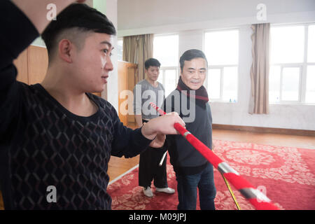 (180120) -- SHANGHAI, 20 janvier 2018 (Xinhua) -- Liu Jianyang (R), un successeur de patrimoine culturel immatériel national, indique à son apprenti Wang Haoshuang la pratique de mouvements comme un singe interprète à Shaoxing, Province de Zhejiang en Chine orientale, le 19 janvier 2018. Shaoju, également connu sous le nom de Shanghai l'Opéra, est un sous-type du 'luantan opera". Avec une histoire de presque 400 ans, Shaoju a eu plus de 400 programmes. La plus fameuse est la performance de singe. Le célèbre Monkey King interprètes Zhang et Zhang Zongxin Zongyi, avec le nom de scène et Liulingtong Qilingtong, respectivement, dont Banque D'Images