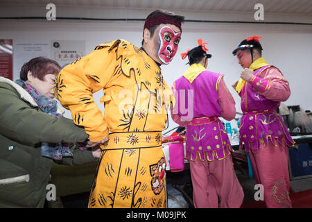 (180120) -- SHANGHAI, 20 janvier 2018 (Xinhua) -- Liu Jianyang, successeur de patrimoine culturel immatériel national, porte le maquillage à coulisses lors d'un spectacle à Dashanxi Village de Shaoxing, Province de Zhejiang en Chine orientale, le 19 janvier 2018. Shaoju, également connu sous le nom de Shanghai l'Opéra, est un sous-type du 'luantan opera". Avec une histoire de presque 400 ans, Shaoju a eu plus de 400 programmes. La plus fameuse est la performance de singe. Le célèbre Monkey King interprètes Zhang et Zhang Zongxin Zongyi, avec le nom de scène et Liulingtong Qilingtong, respectivement, dont le singe performa Banque D'Images