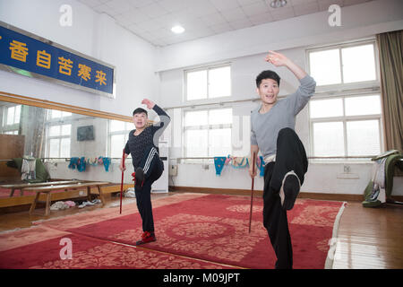 (180120) -- SHANGHAI, 20 janvier 2018 (Xinhua) -- Zhang Jun (R) et Wang Haoshuang les mouvements de base de la pratique de Monkey performance dans Shanghai, la Chine de l'est la province du Zhejiang, le 19 janvier 2018. Shaoju, également connu sous le nom de Shanghai l'Opéra, est un sous-type du 'luantan opera". Avec une histoire de presque 400 ans, Shaoju a eu plus de 400 programmes. La plus fameuse est la performance de singe. Le célèbre Monkey King interprètes Zhang et Zhang Zongxin Zongyi, avec le nom de scène et Liulingtong Qilingtong, respectivement, dont la performance d'Shaoju singe en 1940. Ses performances ont spécialités régionales Banque D'Images