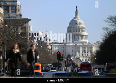 Washington, DC, USA. 19 Jan, 2018. Le Capitole est considéré par le trafic en heure de pointe à Washington, DC, États-Unis, le 19 janvier 2018. Le gouvernement américain a été l'arrêt que le Sénat n'a pas réussi à adopter une loi sur les dépenses palliatives vendredi. Credit : Yin Bogu/Xinhua/Alamy Live News Banque D'Images