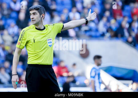 Cornella de Llobregat, Espagne. 18 janvier, 2018. Stade RCDE, Cornella de Llobregat, Barcelone, Espagne. L'arbitre Undiano Mallenco durant la La Liga match du 20e round entre le RCD Espanyol v FC Séville à RCDE Stadium le 21 janvier 2018 dans Carmella del Llobregat, Barcelone, Espagne. Photo : G. Loinaz/Alamy Live News Banque D'Images