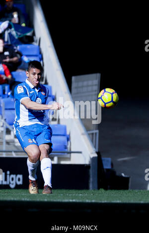 Cornella de Llobregat, Espagne. 18 janvier, 2018. Stade RCDE, Cornella de Llobregat, Barcelone, Espagne. Oscar Duarte de lancer la balle au cours de la La Liga match du 20e round entre le RCD Espanyol v FC Séville à RCDE Stadium le 21 janvier 2018 dans Carmella del Llobregat, Barcelone, Espagne. Photo : G. Loinaz/Alamy Live News Banque D'Images