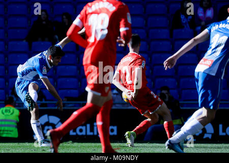 Cornella de Llobregat, Espagne. 18 janvier, 2018. Stade RCDE, Cornella de Llobregat, Barcelone, Espagne. Gerard Moreno Kicking the ball au cours de la La Liga match du 20e round entre le RCD Espanyol v FC Séville à RCDE Stadium le 21 janvier 2018 dans Carmella del Llobregat, Barcelone, Espagne. Photo : G. Loinaz/Alamy Live News Banque D'Images