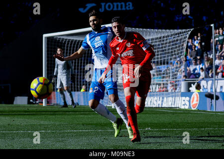 Cornella de Llobregat, Espagne. 18 janvier, 2018. Stade RCDE, Cornella de Llobregat, Barcelone, Espagne. Marc Navarro et Sergio Escudero luttant pour une balle pendant le match de la Liga le 20e round entre le RCD Espanyol v FC Séville à RCDE Stadium le 21 janvier 2018 dans Carmella del Llobregat, Barcelone, Espagne. Photo : G. Loinaz/Alamy Live News Banque D'Images