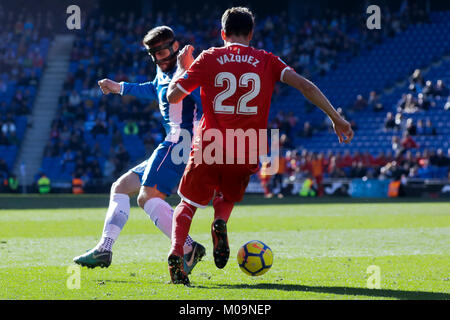 Cornella de Llobregat, Espagne. 18 janvier, 2018. Stade RCDE, Cornella de Llobregat, Barcelone, Espagne. David Lopez et Franco Vazquez luttant pour une balle pendant le match de la Liga le 20e round entre le RCD Espanyol v FC Séville à RCDE Stadium le 21 janvier 2018 dans Carmella del Llobregat, Barcelone, Espagne. Photo : G. Loinaz/Alamy Live News Banque D'Images