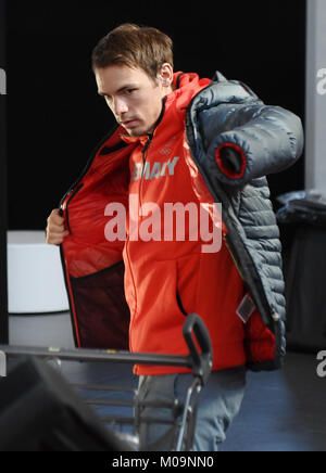 Fichier - Un fichier photo datée du 15 janvier 2018 Simon Schempp biathlète montre lors de la mise hors de l'équipe olympique allemande pour les Jeux Olympiques d'hiver de Pyeongchang 2018, à Munich, en Allemagne. Photo : Tobias Hase/dpa Banque D'Images