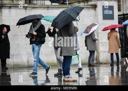 Trafalgar Square, Londres, Royaume-Uni. 20 Jan, 2018. Samedi pluvieux dans le centre de Londres. Crédit : Matthieu Chattle/Alamy Live News Banque D'Images