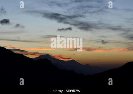 Sur la montagne à partir de la colline de Poon, sur le circuit de l'Annapurna au Népal. Banque D'Images