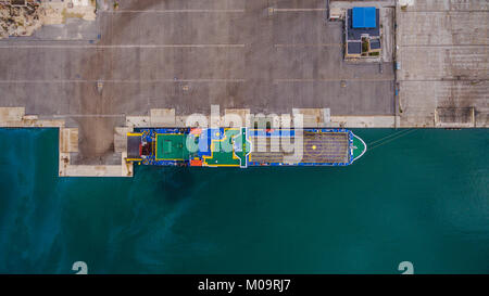 IGOUMENITSA / Grèce- 15 JANVIER 2017 : drone aérien libre de port d''Igoumenitsa en Grèce et de chargement/déchargement des navires. Banque D'Images
