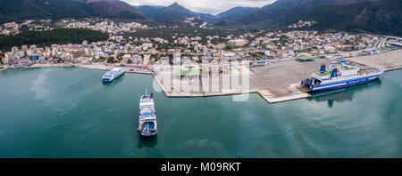 IGOUMENITSA / Grèce- 15 JANVIER 2017 : drone aérien libre de port d''Igoumenitsa en Grèce et de chargement/déchargement des navires. Banque D'Images