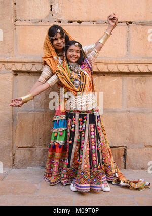 Maharani soeurs posant pour l'appareil photo à Jaisalmer, Rajasthan, India Banque D'Images