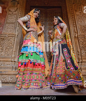 Maharani soeurs posant pour l'appareil photo à Jaisalmer, Rajasthan, India Banque D'Images