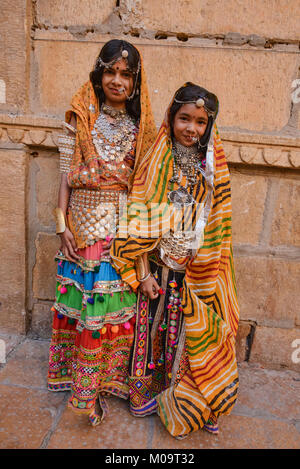 Maharani soeurs posant pour l'appareil photo à Jaisalmer, Rajasthan, India Banque D'Images