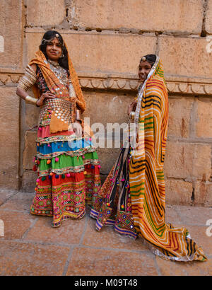 Maharani soeurs posant pour l'appareil photo à Jaisalmer, Rajasthan, India Banque D'Images