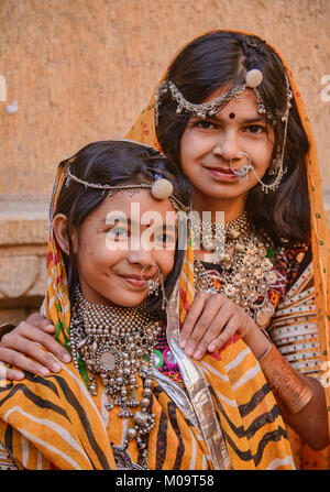 Maharani soeurs posant pour l'appareil photo à Jaisalmer, Rajasthan, India Banque D'Images