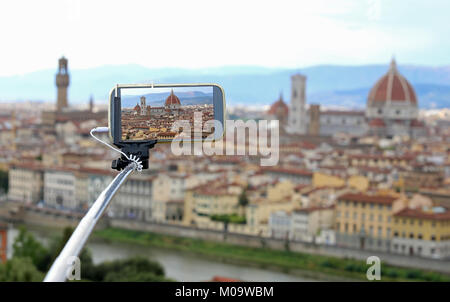 Prenez des photos avec smart phone et bâton de selfies vue fantastique de Florence en Italie Banque D'Images