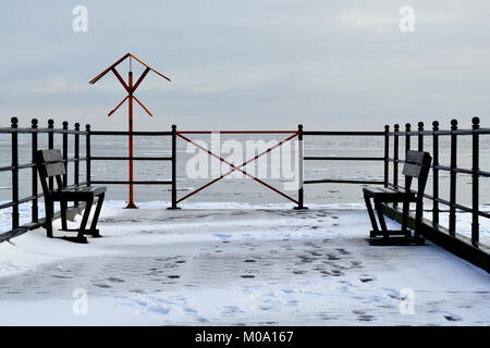 Paysage côtier d'hiver avec la glace flottante et congelé pier Banque D'Images