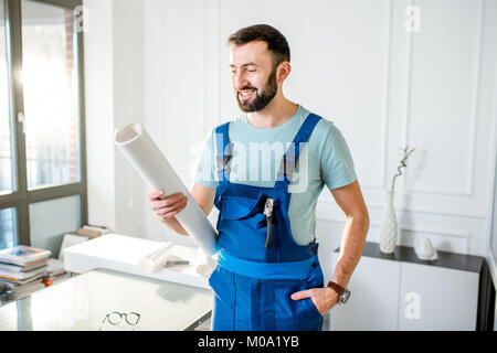 Avec dessins papier réparateur au bureau Banque D'Images