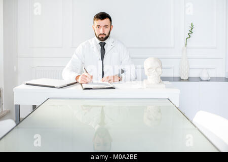 Médecin homme travaillant au bureau Banque D'Images