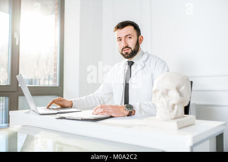 Médecin homme travaillant au bureau Banque D'Images