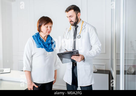 Femme plus âgée avec un médecin au bureau Banque D'Images