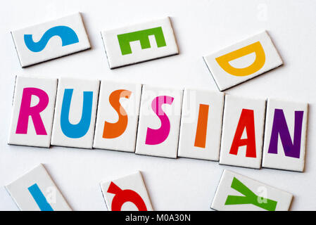 Mot de russe lettres colorées sur fond blanc Banque D'Images