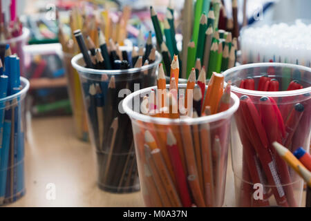 Pots de crayons de couleur dans une salle de classe Banque D'Images