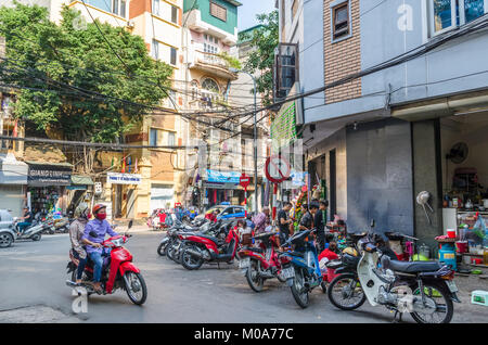 Hanoi, Vietnam - octobre 31,2017 Local : la vie quotidienne de la rue à Hanoi, Vietnam. Les gens peuvent avoir vu leur nourriture à côté de la rue. Banque D'Images