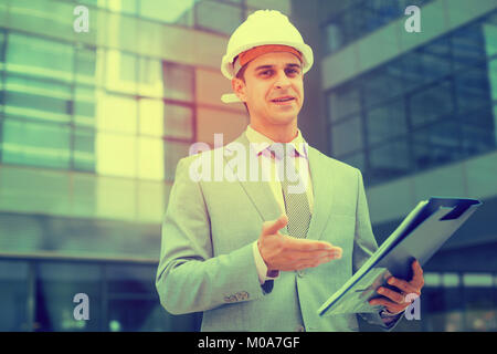 Businessman holding folder avec des documents et de contentement lecture Banque D'Images