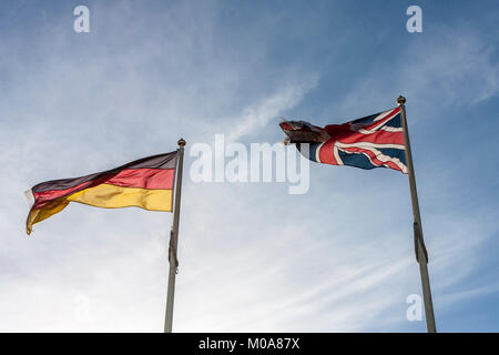 Drapeau allemand et UK Flag voler côte à côte dans la brise Banque D'Images