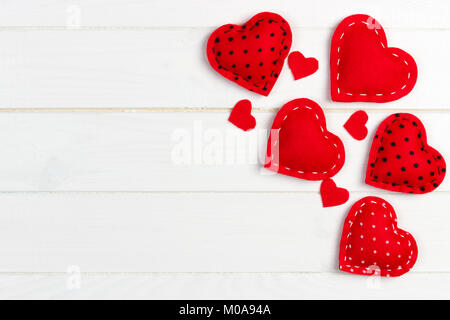 Arrière-plan de Saint Valentin avec des coeurs de jouet sur table en bois. Banque D'Images