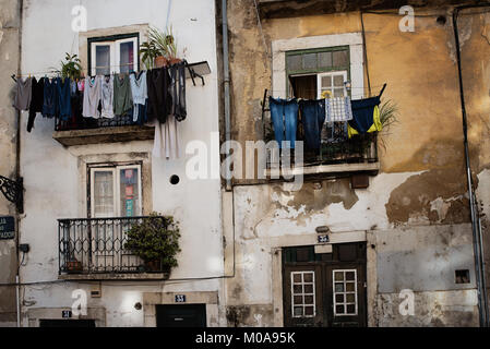 Façade de bâtiments anciens avec blanchisserie suspendus pour le séchage à Lisbonne, Portugal Banque D'Images