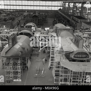 Années 1950, historiques, d'avions commerciaux en cours de construction ou assemblés à l'intérieur d'une grande usine de l'aérospatiale ou hangar à proximité de l'aéroport de Londres, Angleterre, Royaume-Uni. Banque D'Images