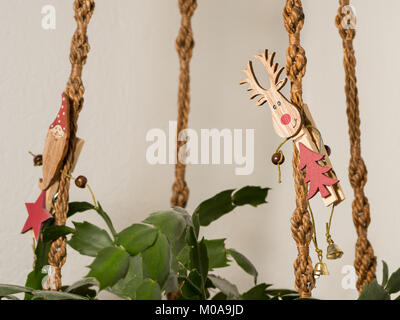 Un clothespin avec un élan sur un panier accrochant noué avec un cactus de Noël à Noël Banque D'Images