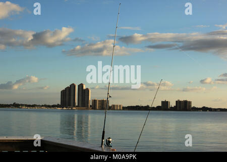 Des cannes à pêche et de Fort Myers, Floride, Skyline de l'Ouest © Katharine Andriotis Banque D'Images