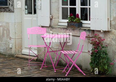 Table rose vide dans le café pendant la pluie Banque D'Images