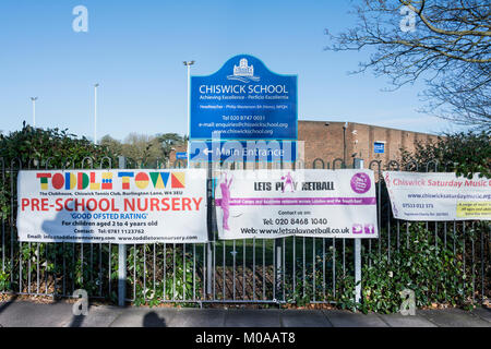 Signalisation scolaire à l'extérieur de l'école Chiswick, Burlington Lane, Chiswick, London, W4, ROYAUME-UNI Banque D'Images