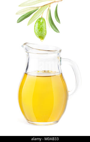 Géant vert et de fruits d'Olive bocal en verre d'huile d'olive organique isolé sur fond blanc Banque D'Images