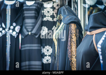 Les vêtements traditionnels dans l'un des boutiques locales à Bur Dubai, Émirats arabes unis, Émirats Arabes Unis Banque D'Images