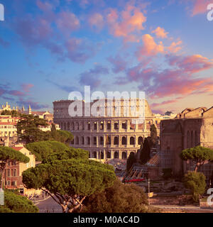 Les travaux de construction par le Colisée à Rome, en Italie, sur un coucher de soleil, photo panoramique. Banque D'Images