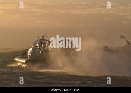 L'aéroglisseur amphibie Hovertravel au départ de Southsea Hoverport, transportant des passagers sur le Solent au coucher du soleil à Ryde sur l'île de Wight Banque D'Images